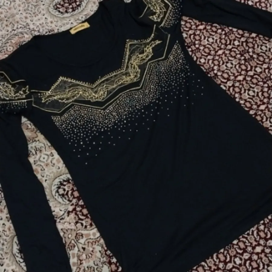 بلوز نگین دار یقه تور