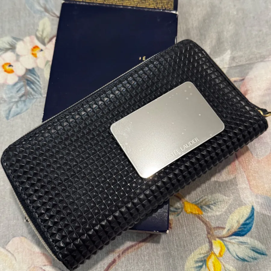 کیف پول و آیینه