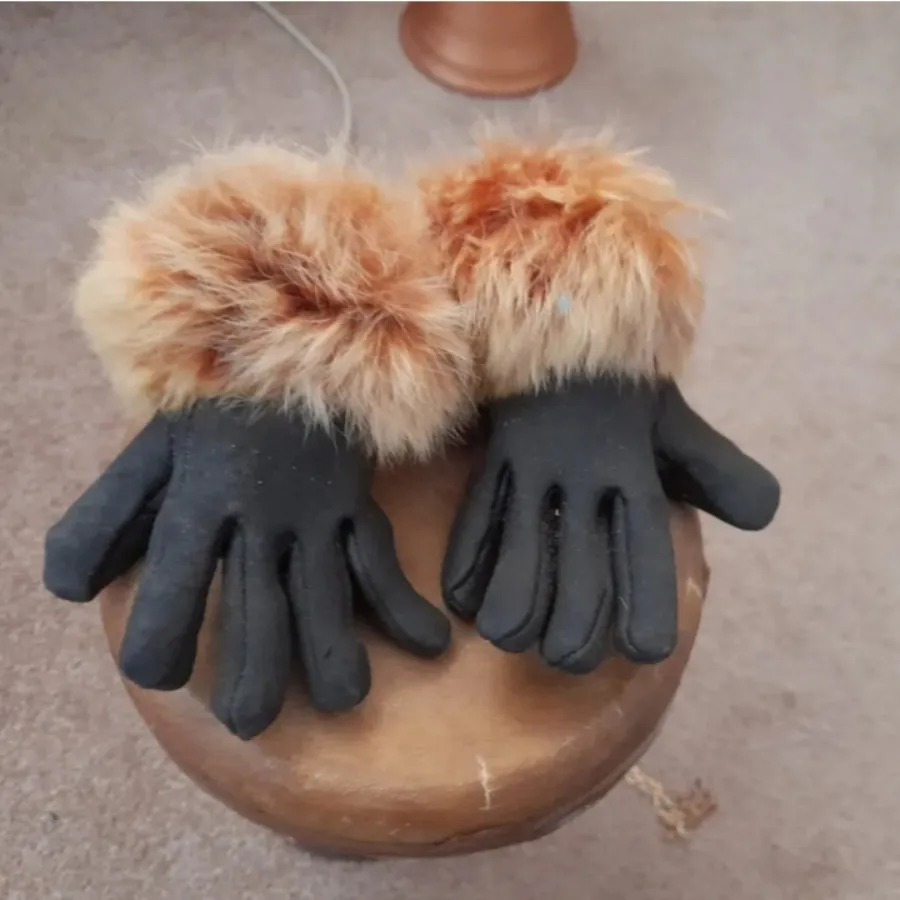 دستکش مینیاتوری قدیمی