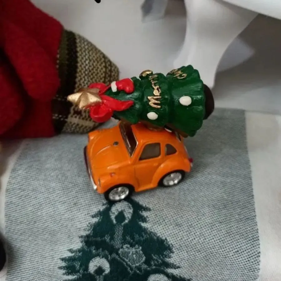 ماشین فلزی و کاج کریسمس