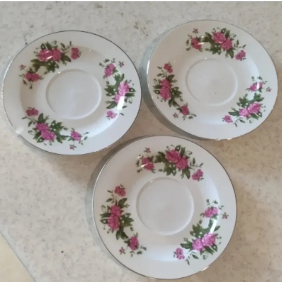 نعلبکی گل سرخی