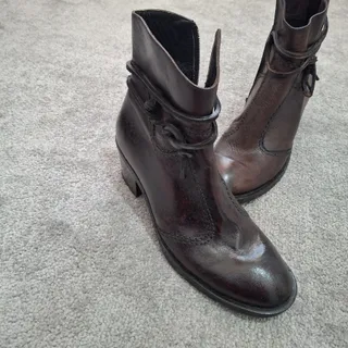 نیم بوت پاشنه دار چرم