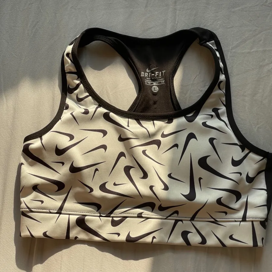 نیم تنه نایکی