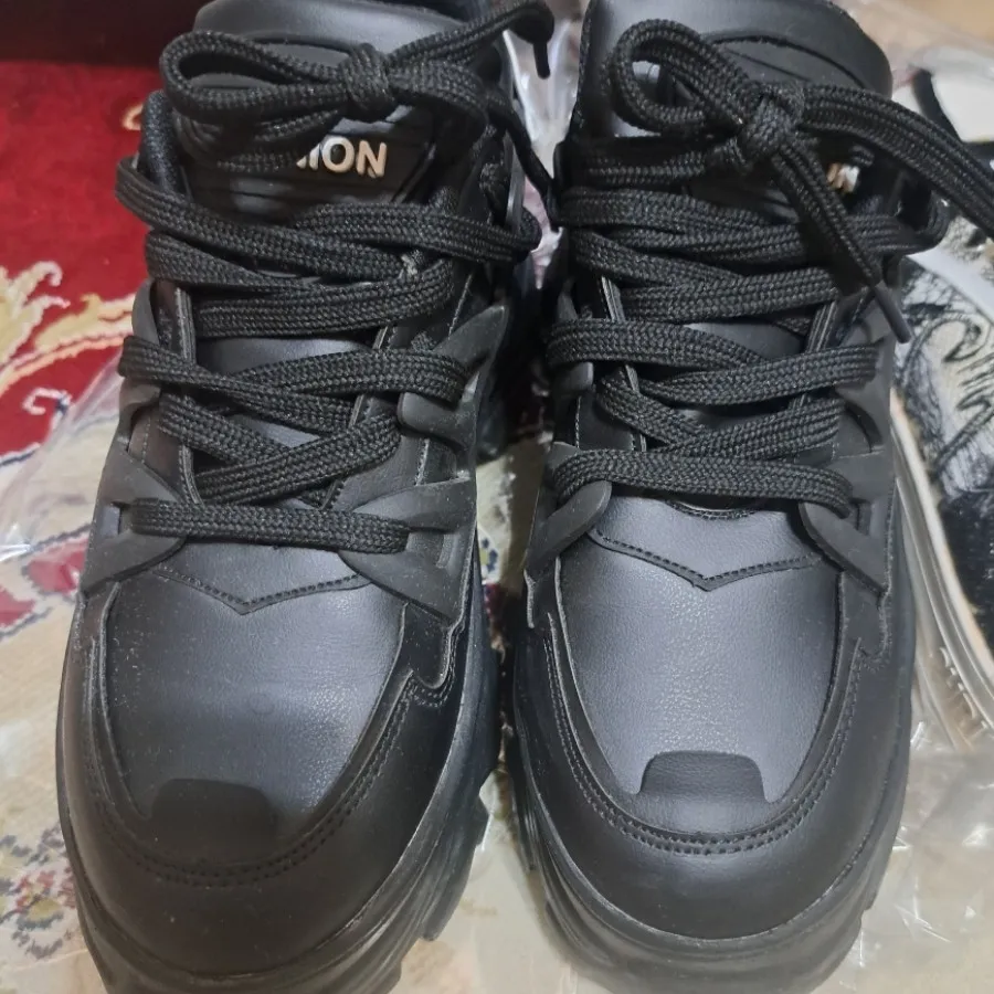 کفش کتانی لژدار