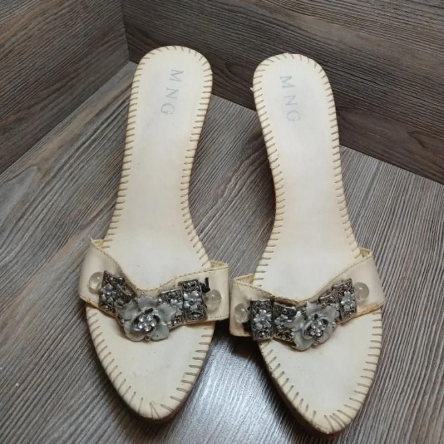 دمپایی منگو