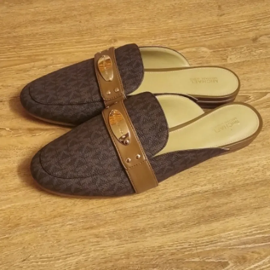 صندل مایکل کورس