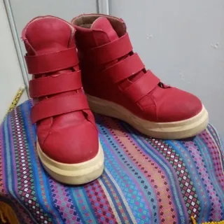 نیم بت قرمز