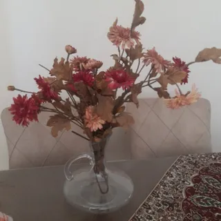 گلدان و گل مصنوعی