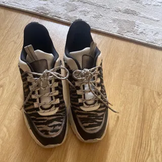 کتانی اچ ان امممم