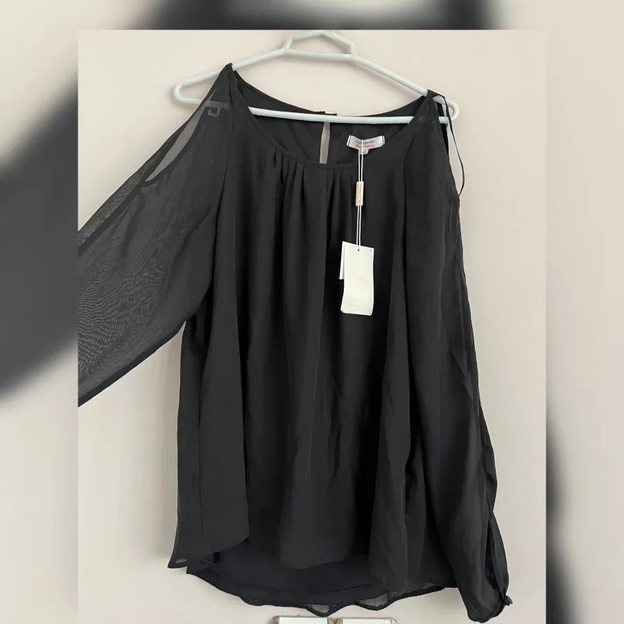 بلوز حریر سرشانه باز