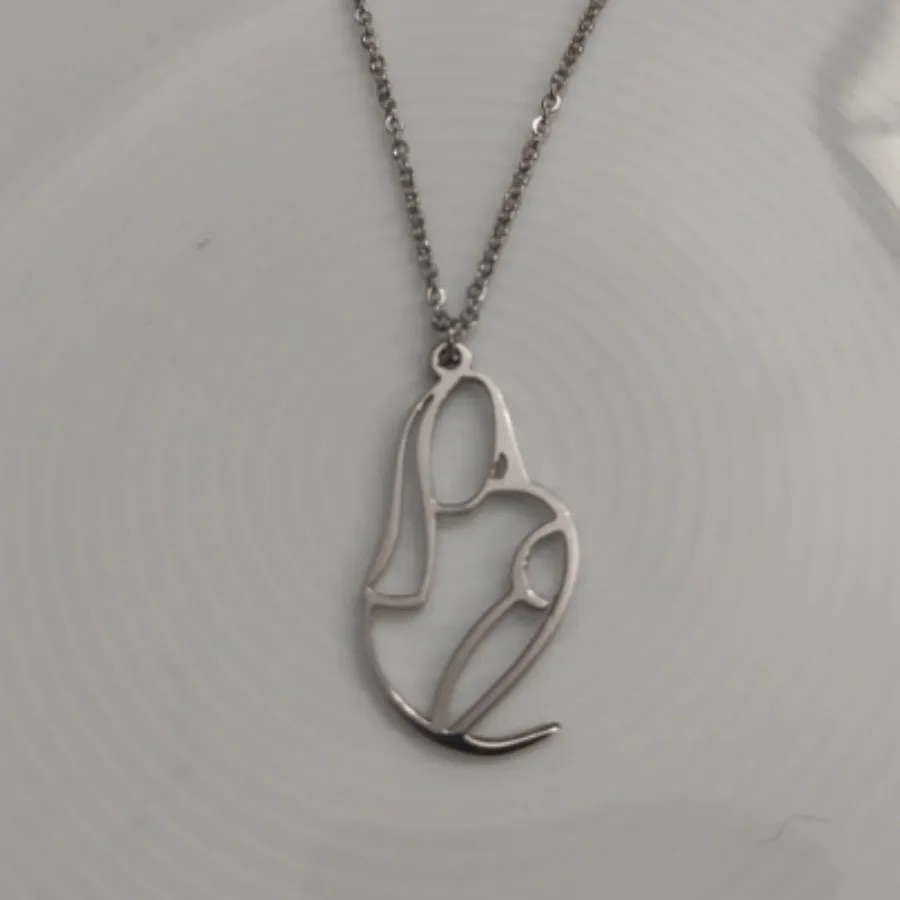 گردنبند کودک در آغوش مادر