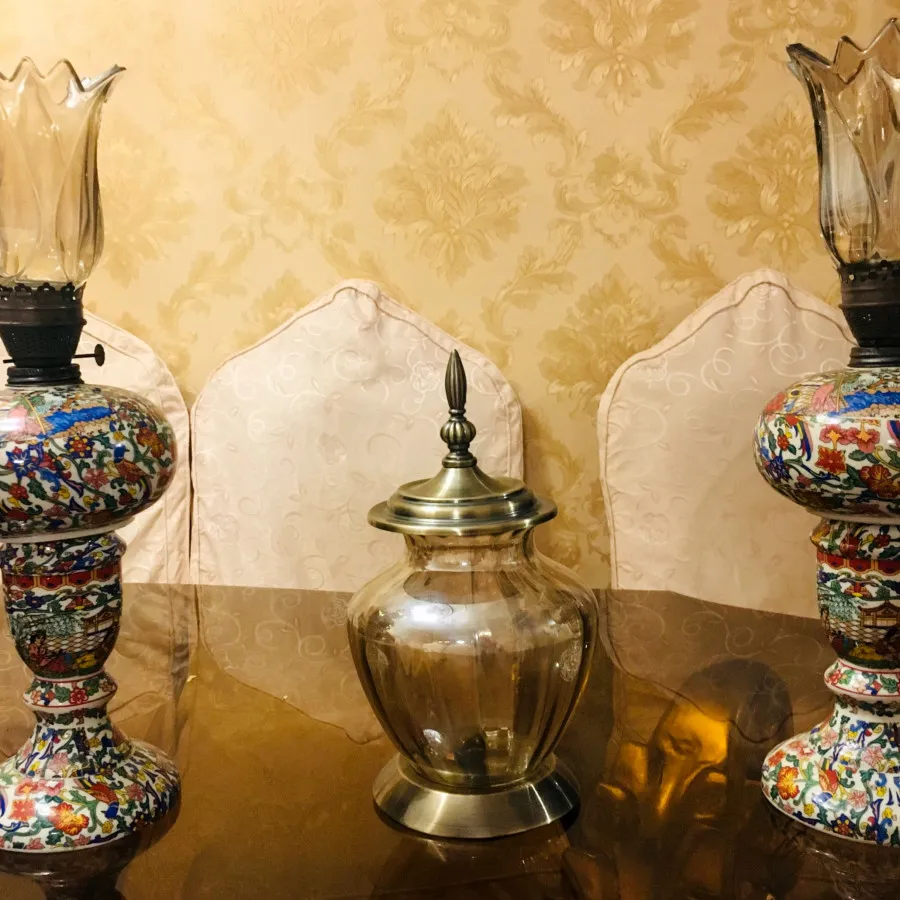 شمعدان و شکلات خوری