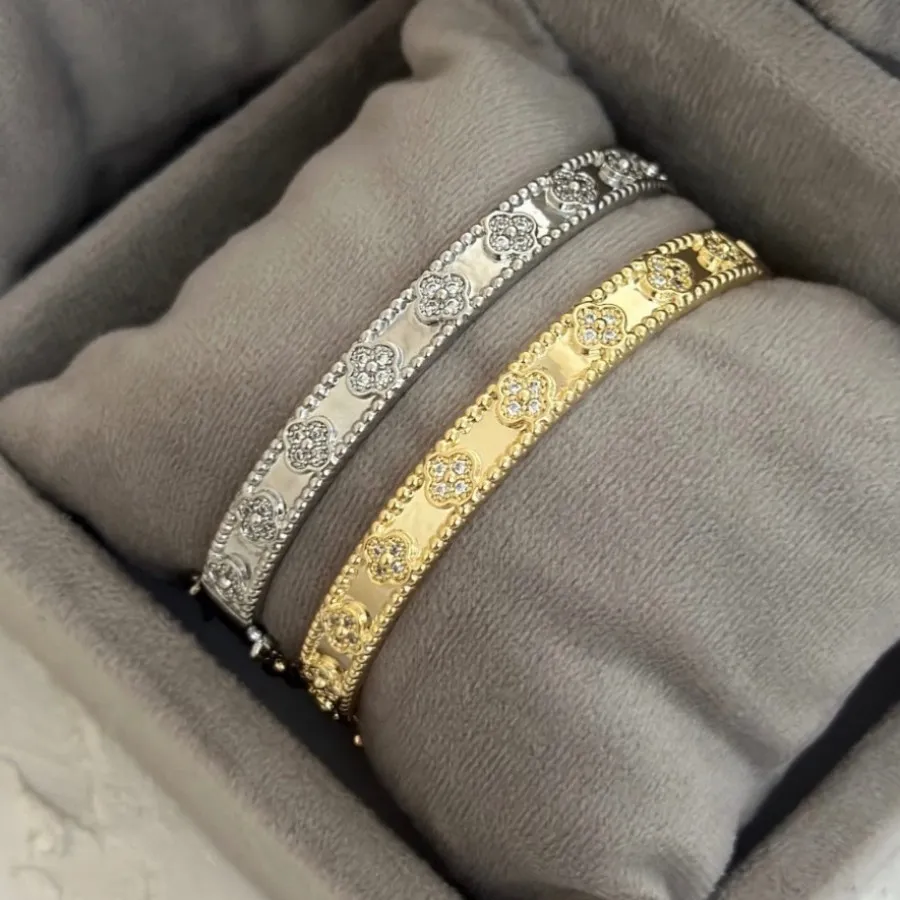 دستبند ونکلیف مشابه طلا