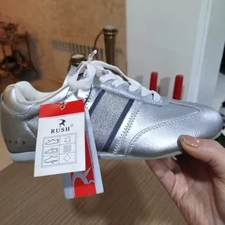 اسنیکرز نقره ای