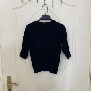 بلوز بدن نمایی دارد