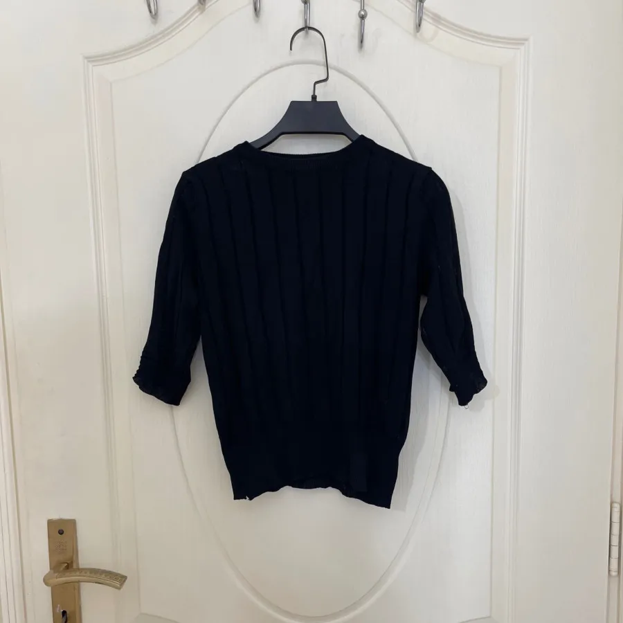 بلوز بدن نمایی دارد