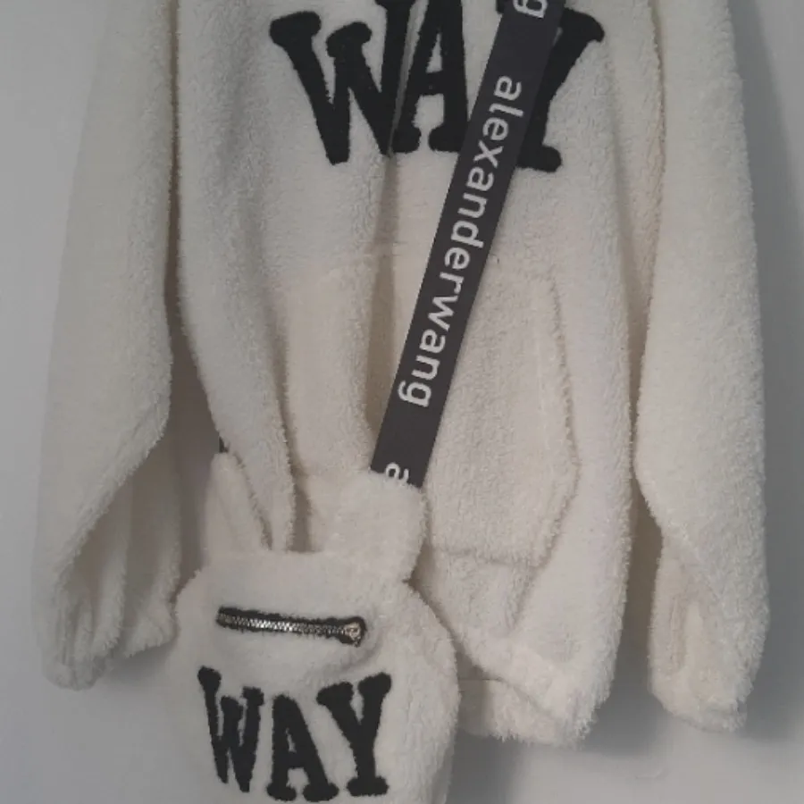 هودی همراه با کیف