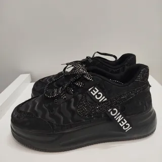 کفش یکی بخر دوتا ببر