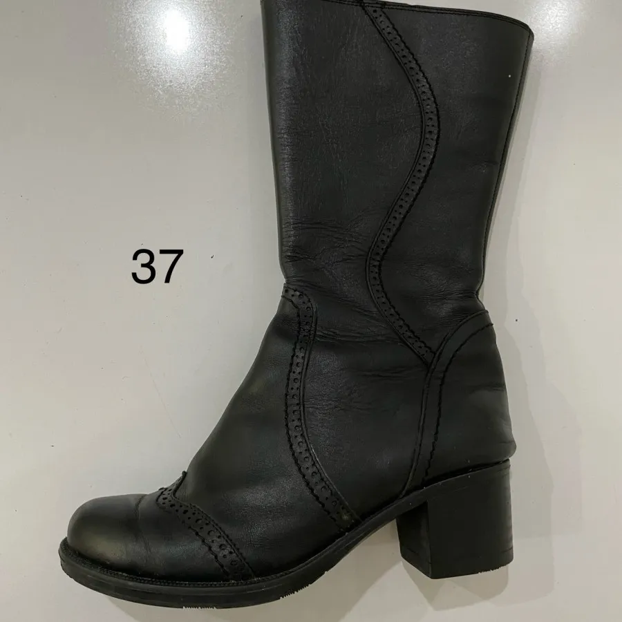 بوت چرم سایز 37