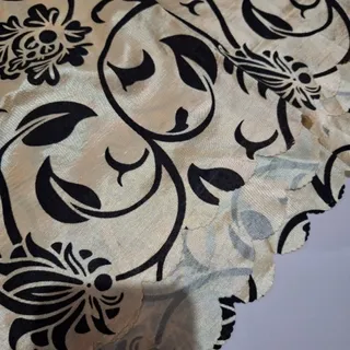 رومیزی طلایی طرح دار