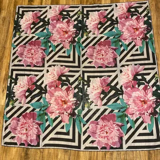 روسری بزرگ گلدار