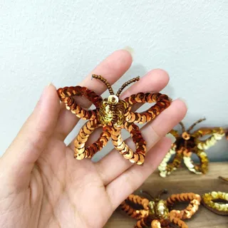 گل سینه پولکی یا منجوقی