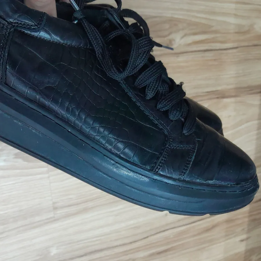 کتونی چرم سایز 39 نو نو