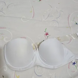 سوتین سفید برای لباس پشت