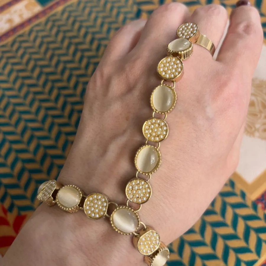 دستبند سنگ طلایی