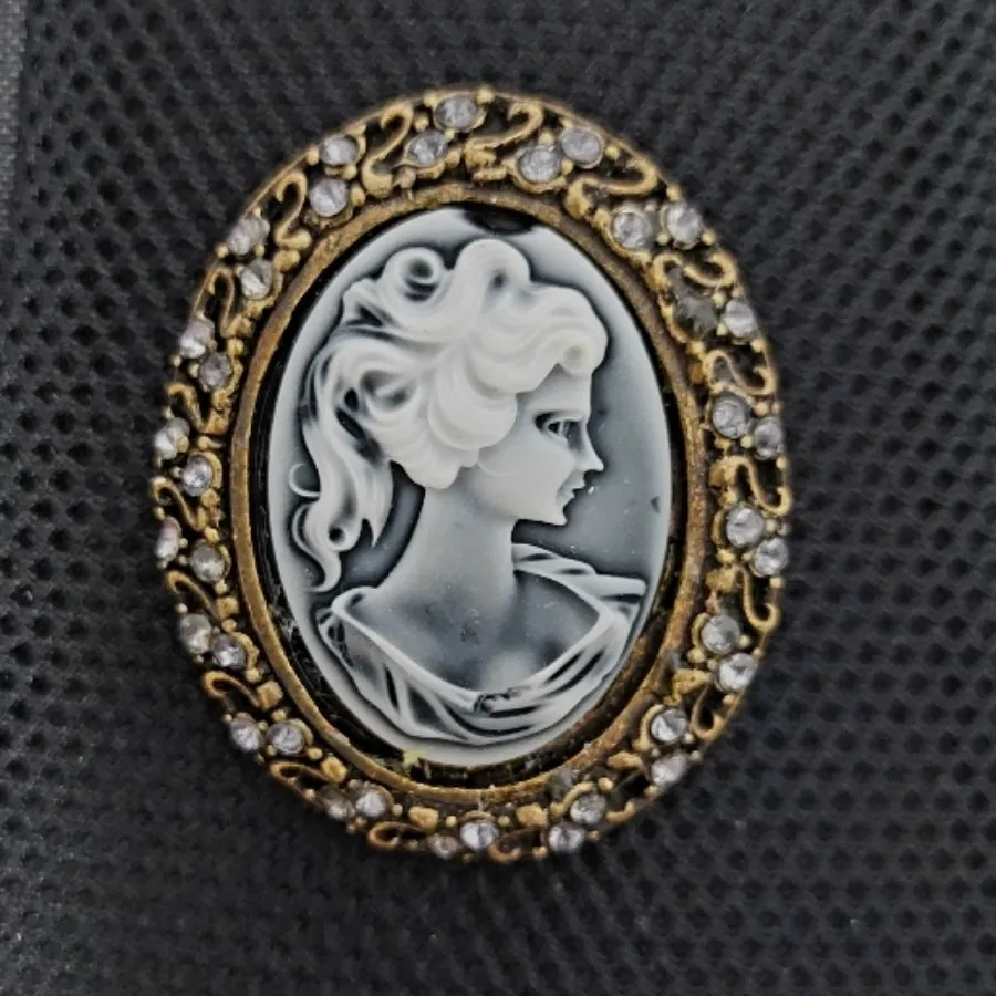 سنجاق سینه/ گل سینه