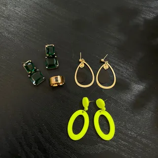 تعدادی زیور آلات