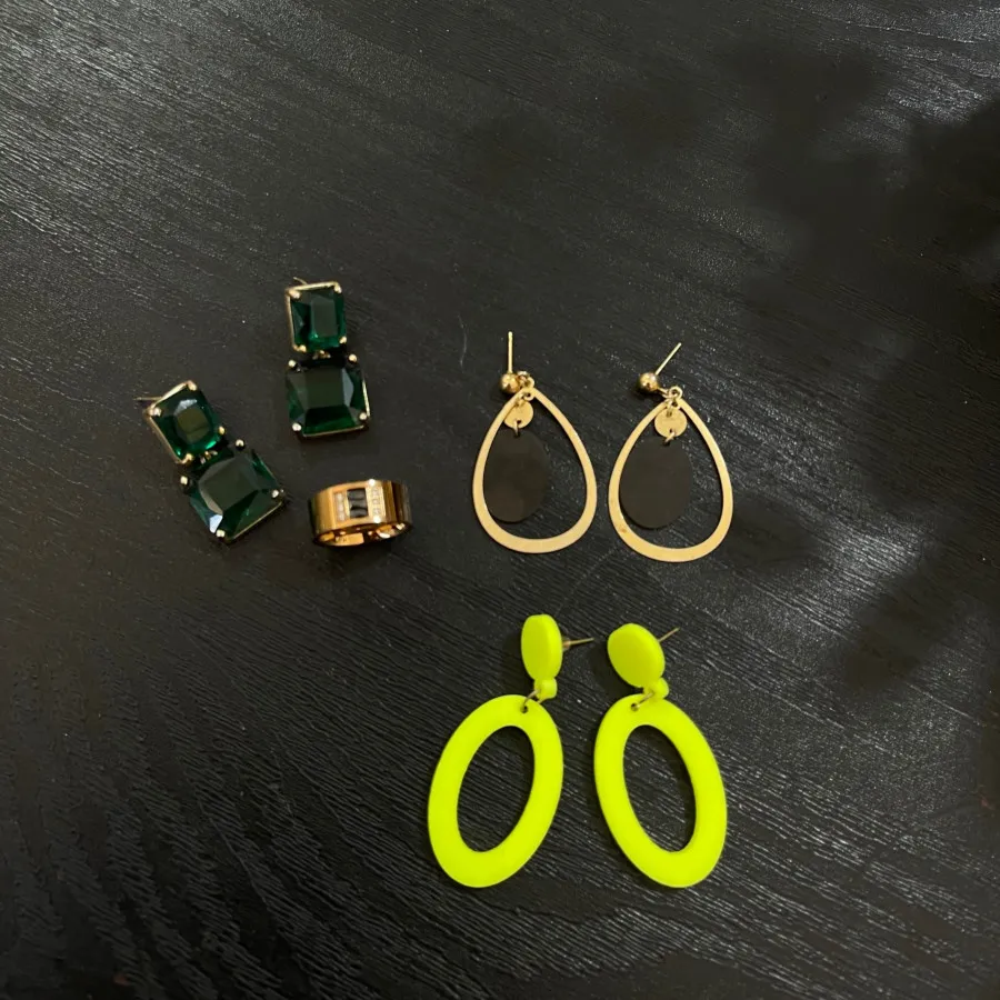 تعدادی زیور آلات