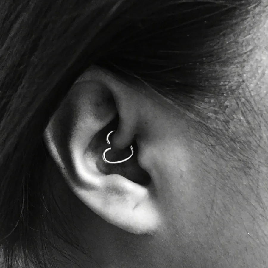 پیرسینگ گوش نقره