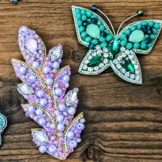 سنجاق سینه برگ و پروانه