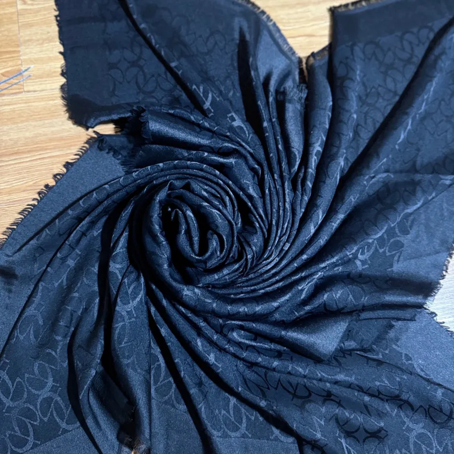 روسری کاملا مشکی