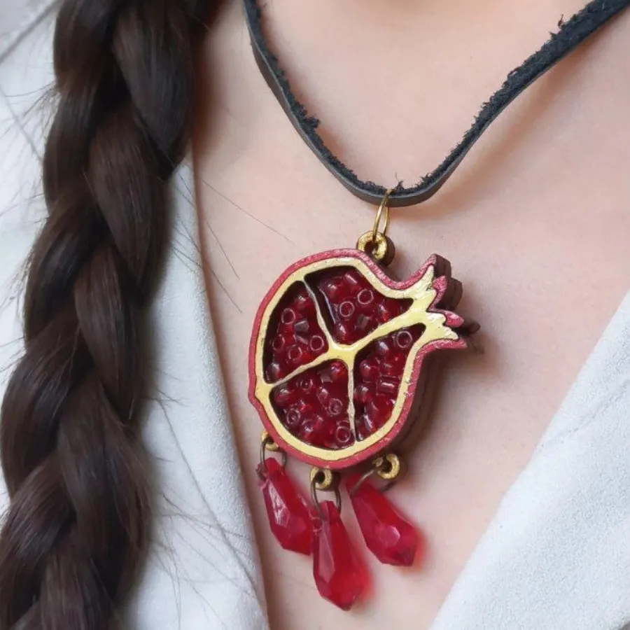 گردنبندچوبی یلدایی بندچرم