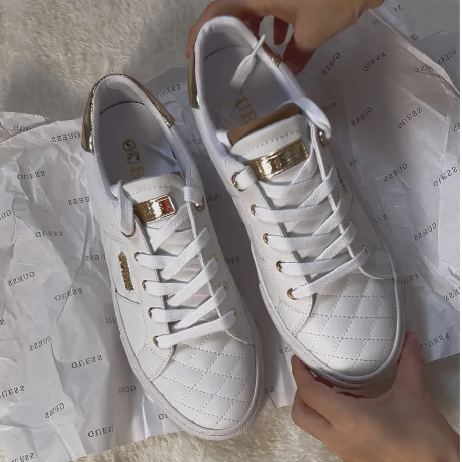 کفش سفید زنانه برند Guess