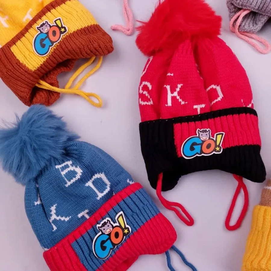 کلاه بافت تک پوم حروف