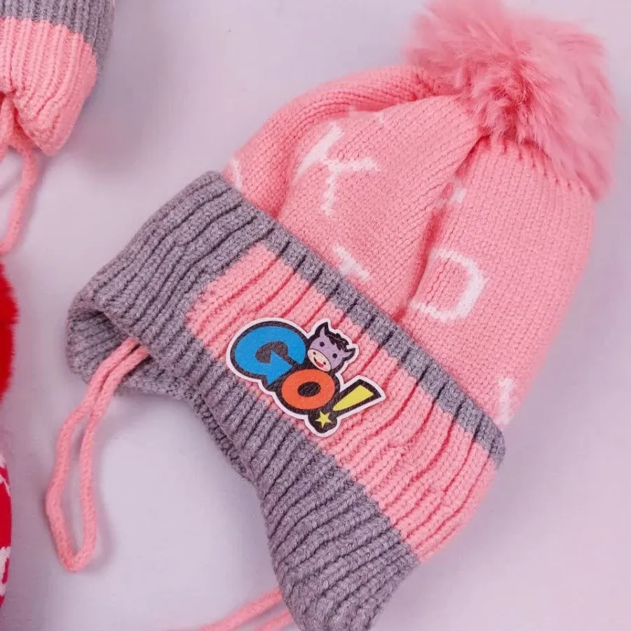 کلاه بافت تک پوم حروف