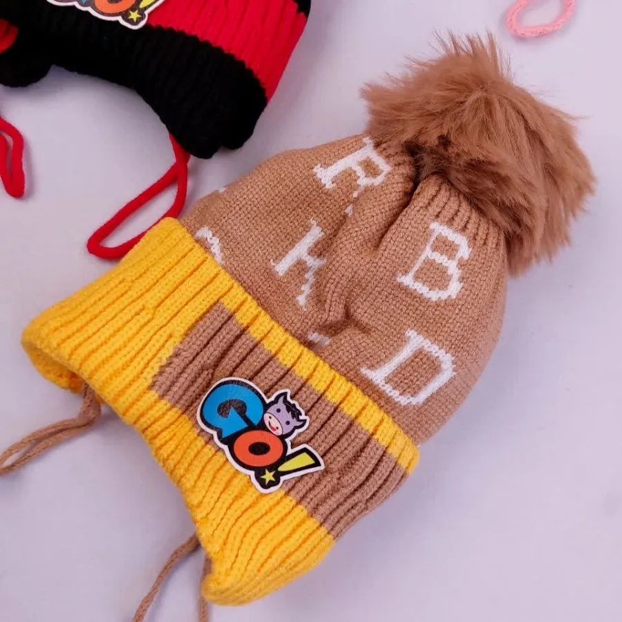 کلاه بافت تک پوم حروف