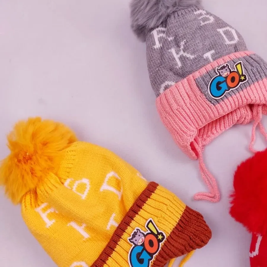 کلاه بافت تک پوم حروف