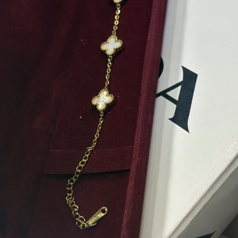 دستبند ونکلیف سفید صدفی