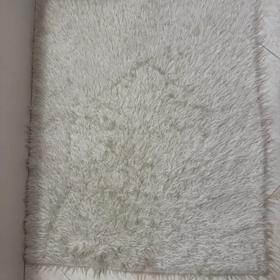 رو تختی فرش خز سفید