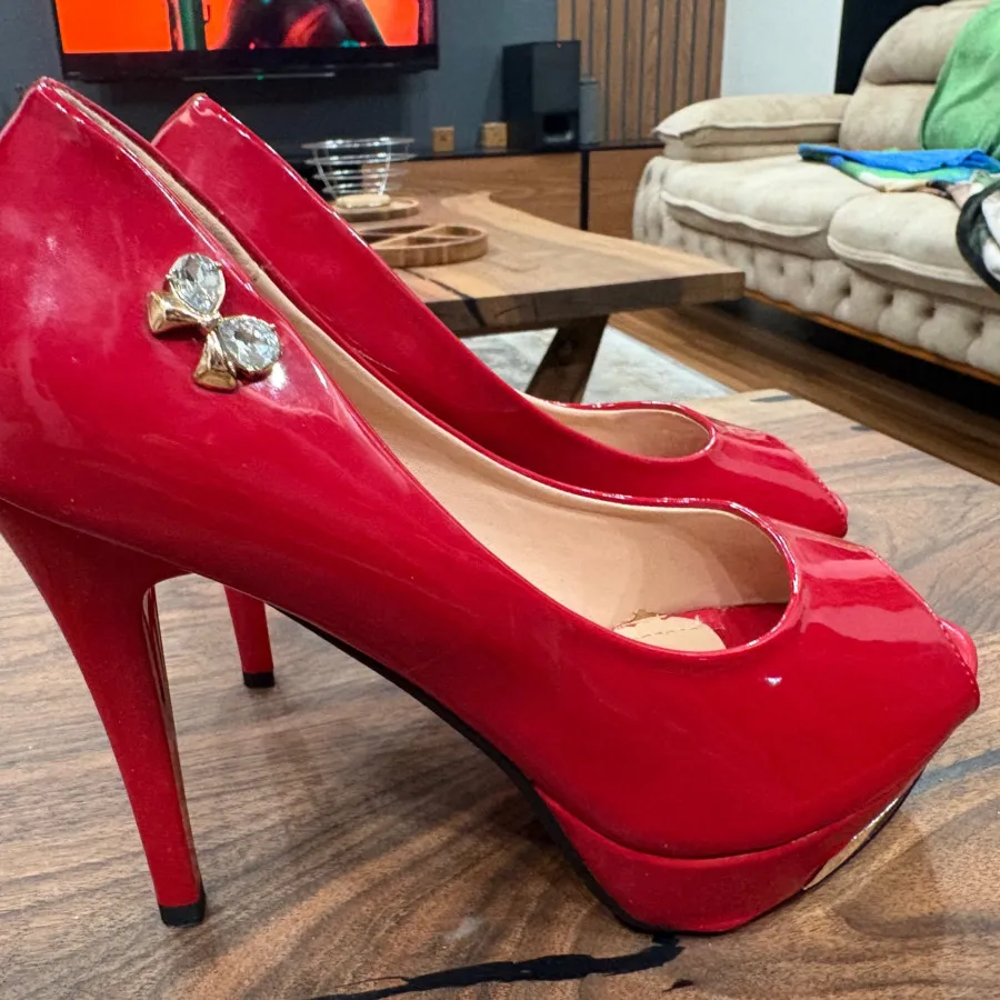 کفش قرمز براق