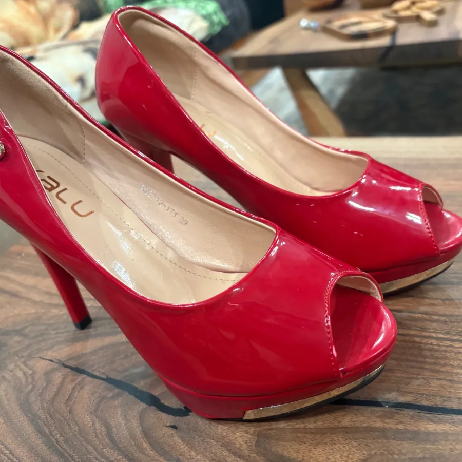 کفش قرمز براق