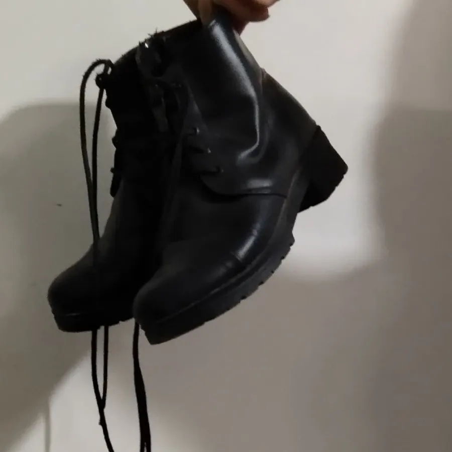 کت چرم با شلوار نیم بگ