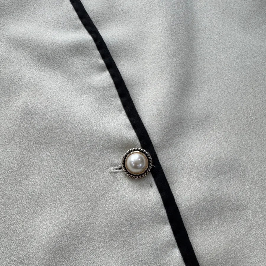 کت سفید استر کشی شده