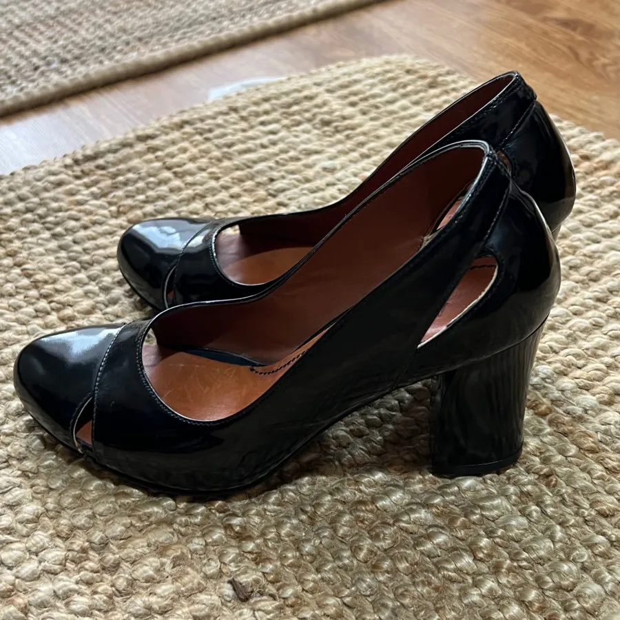 کفش ورنی پاشنه دار