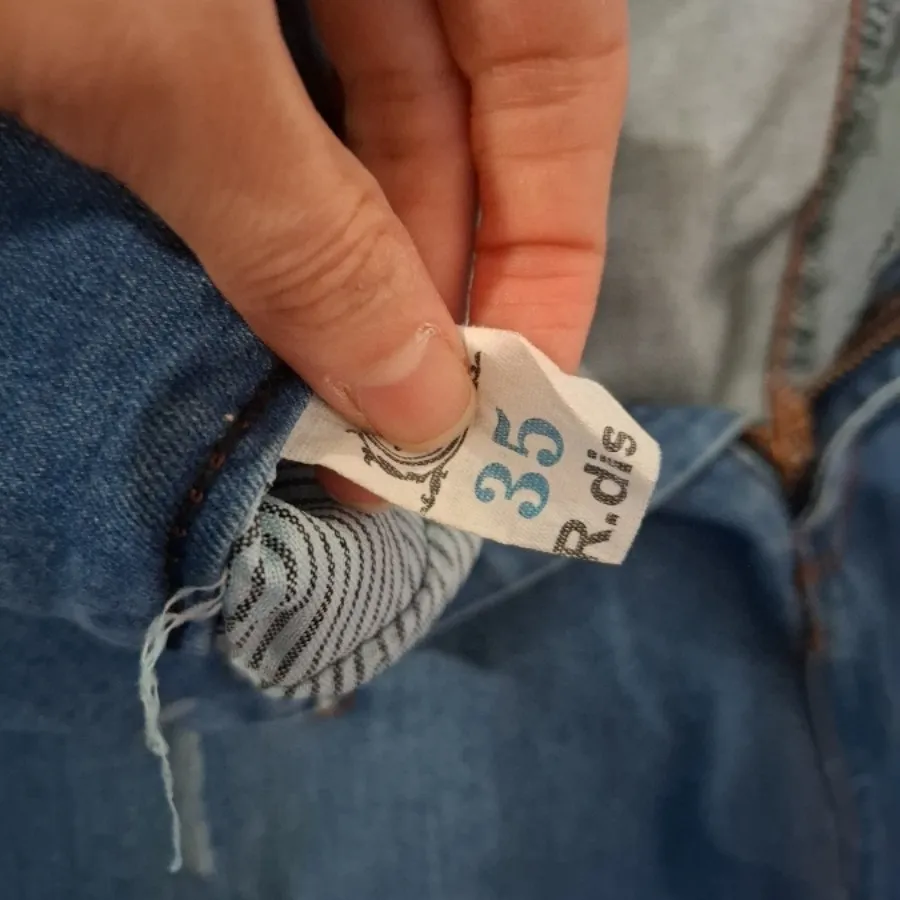 شلوار جین آبی کمی زاپ دار