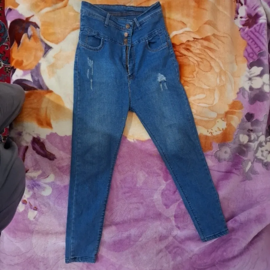 شلوار جین آبی کمی زاپ دار